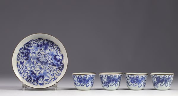 Service à thé avec un plateau et 4 bols en porcelaine banc et bleu à décor de chiens