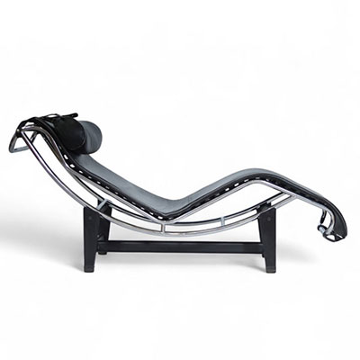 Chaise longue en cuir noir et structure en acier chromé dans le goût du modèle LC4 de Le Corbusier.