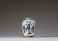Chine - Vase en porcelaine Doucai à décor de personnages, signature sur le col 