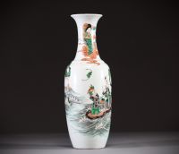Chine - Vase en porcelaine polychrome famille verte à décor de personnages sur une embarcation portant la pêche de longévité et entourée de grues et de chauves-souris, vers 1900.