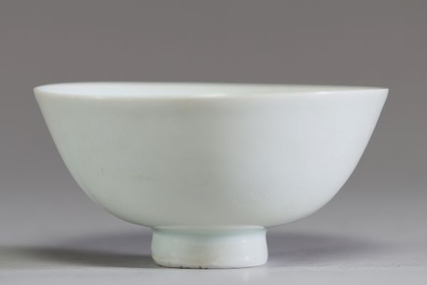 Chine – Bol en porcelaine monochrome blanc de Chine, marque Kangxi. Élégant bol en porcelaine, au délicat décor en relief sous glaçure, présentant un motif de dragon finement incisé