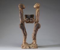 Afrique - Autel Fon en bois sculpté représentant deux personnages portant une coupe, Bénin.