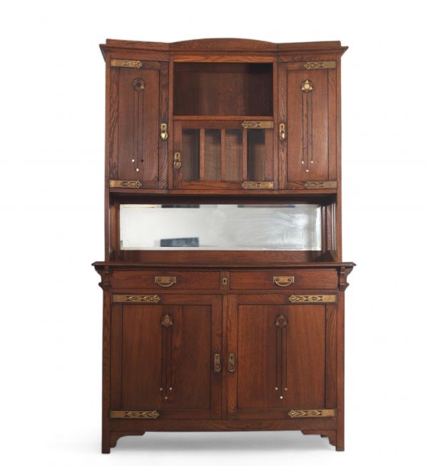 Meuble deux corps Art Nouveau en chêne, incrustations de nacre et charnières à motif floral en laiton, Angleterre, vers 1920.
