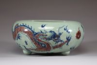 Chine - Rince pinceau en porcelaine blanc bleu et rouge fer à décor de dragons.