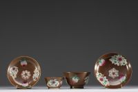 China - A pair of porcelain bowls and plates with floral and capuchin motifs, 18th century.