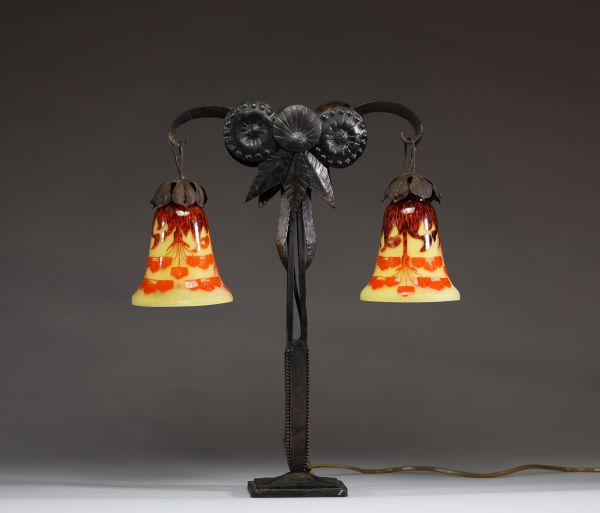 Charles SCHNEIDER (1881-1953) Le Verre Français - Lampe double en fer forgé martelé, tulipes en  verre multicouche dégagé à l'acide à décor floral.