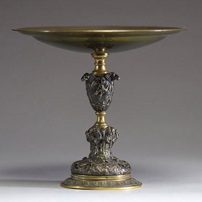 Coupe sur pied en bronze et bronze argenté à décor de scène à l'antique, XIXème.