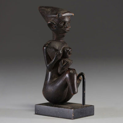 Asie - Bornéo - Statuette figurative Iban (Dayak) en bois sculpté, symbole de maternité, une femme portant un enfant sur le dos.