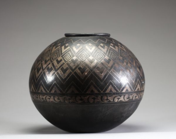 Maroc - Vase boule damasquiné en acier et incrustation d'argent, XXème.