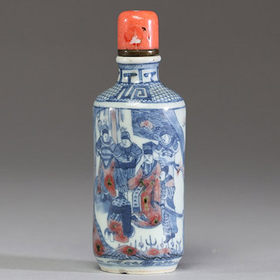Chine - Tabatière en porcelaine blanc bleu et rouge fer à décor de dignitaires, bouchon en corail.