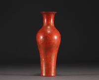 Chine - Vase en porcelaine de couleur corail à décor de dragon couleur or, époque XIXème.