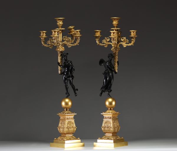 ‘Amour et Psyché’ Elegant pair of candelabra in chased gilt bronze with black patina, from the Empire period.