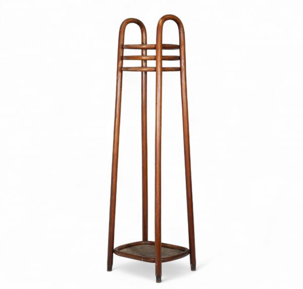 Porte-plante en bois courbé, modèle attribué à J. & J. Kohn, vers 1910 Rare porte-plante en hêtre courbé, attribué à la manufacture autrichienne J. & J. Kohn, actif au tournant du XXe siècle. Ce modèle emblématique du mobilier viennois témoigne de la virtuosité technique du bois cintré, caractéristique des productions Art Nouveau. La silhouette élancée s’articule autour de quatre anneaux superposé