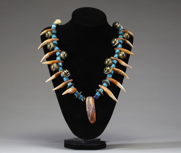 Afrique RDC - Collier de dignitaire Yaka, composé de dents, de perles et de métal, 1ère moitié XXème.