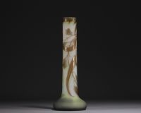 Établissements Émile GALLÉ (1846-1904) Vase en verre multicouche dégagé à l'acide à décor d'eucalyptus, signé à la base
