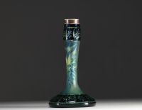 Val Saint Lambert - Pied de lampe en verre multicouche dégagé à l'acide et tallé à décor de glycines, signé.