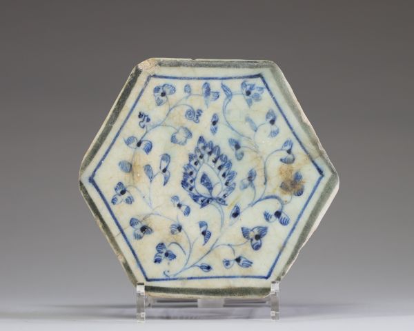 Proche Orient - Carreau hexagonal de revêtement d'architecture en céramique à décor floral peint sous glaçure transparente, XVème, Art Ottoman.