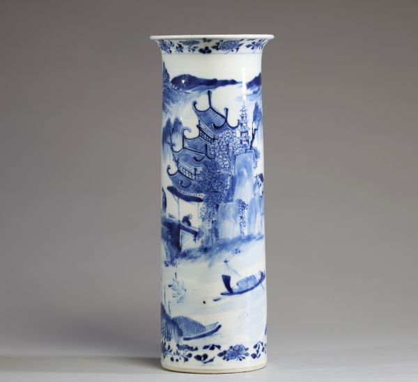 Chine - Vase cylindre en porcelaine blanc bleu à décor de personnages et pagodes dans un paysage arboré et montagneux.