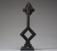 Afrique - Figure de reliquaire Mbumba Kota Sango, en bois sculpté, cuivre et clous de tapissier, Gabon, début XXème ou antérieure.