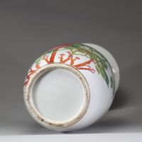 CHINE — Grand vase balustre en porcelaine polychrome à décor de pivoines et d'oiseaux, inscription calligraphiée, période fin XIXe-début XXe siècle