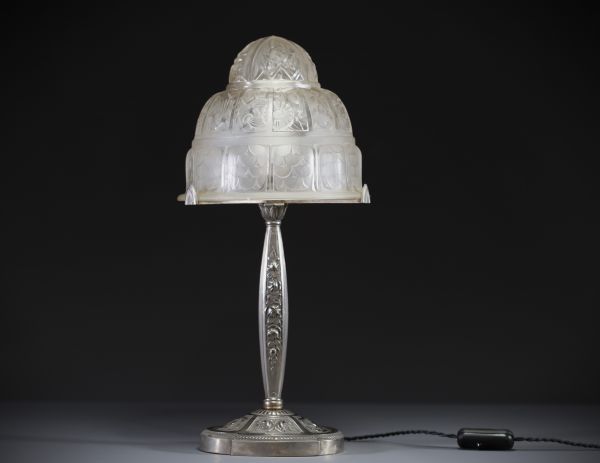 J. ROBERT (XX) Lampe Art Déco en verre moulé pressé à décor stylisé et piétement en bronze argenté, non signée.