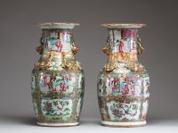 Chine - Paire de vases en porcelaine polychrome famille rose à décor de personnages, Canton, XIXème.