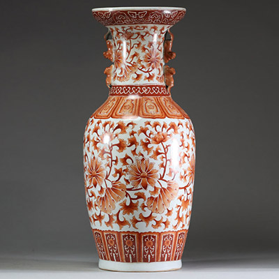 Chine - Vase en porcelaine rouge fer à décor floral, anses aux Chilong.