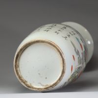 Important vase balustre en porcelaine de la famille rose, Chine, XIXe siècle Décor raffiné de mobilier lettré, de fleurs et de calligraphies sur fond blanc
