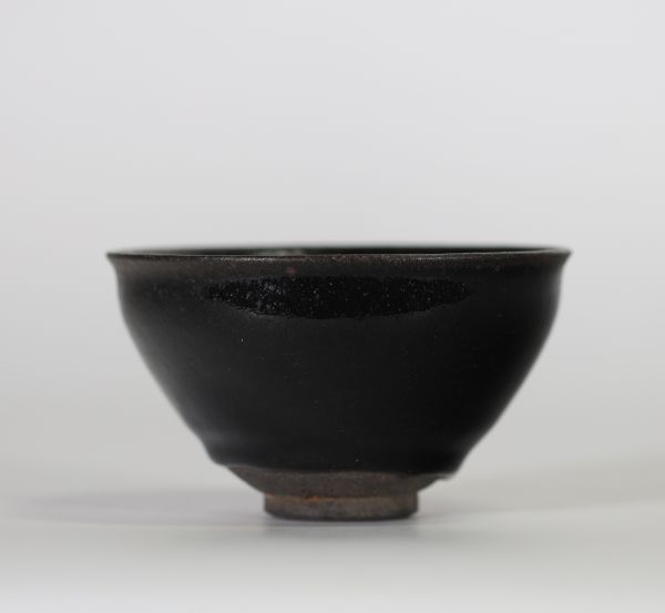CHINE, POSSIBLEMENT DYNASTIE SONG (960–1279) OU POSTÉRIEUR Bol en grès à glaçure noire.