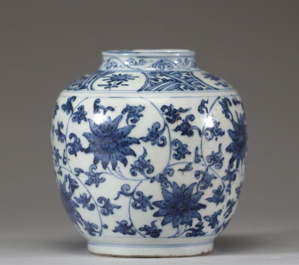 Chine – Petit pot en porcelaine bleu blanc à décor de lotus