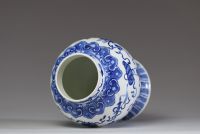 Chine - Potiche couverte en porcelaine blanc bleu à décor d'antiquités, marque Kangxi sous la pièce.