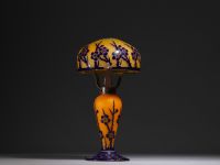 Le Verre Français - Lampe de table en verre multicouche dégagé à l'acide à décor d'aubépines bleues sur fond orange.
