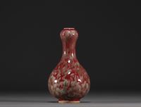 Chine - Vase en porcelaine à glaçure sang de bœuf flamé, marque aux cercles.