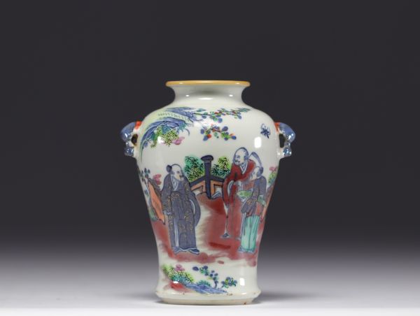 Vase en porcelaine de chine à décor de personnages 