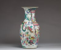 Chine - Vase en porcelaine polychrome famille rose à décor des cent enfants, XIXème.