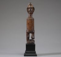 Afrique RDC - Amulette, charme Yaka en bois sculpté, Congo RDC, début XXème, sur socle.