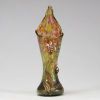 Émile Gallé – Rare vase à applications en verre émaillé, signé à la pointe « Cristallerie Gallé Nancy », première période de l’artiste Exceptionnel petit vase en verre, à décor végétal en relief appliqué et rehaussé d’émail polychrome, caractéristique des toutes premières œuvres d’Émile Gallé à Nancy. Le vase présente une forme élancée et nervurée, surmontée d’un col pointu. Décor d’orchidées styl