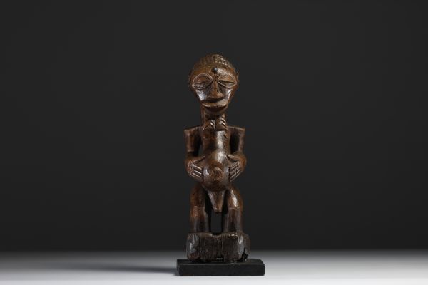 Afrique RDC - Statue figurative Songye en bois sculpté.