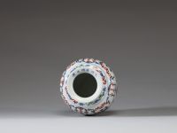 Chine - Vase en porcelaine Doucai à décor de personnages, signature sur le col 
