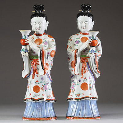 Paire de porte-bougies en porcelaine polychrome famille rose, Compagnie des Indes, représentant des dames de cour, Chine, époque Qianlong (1736–1795)