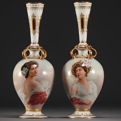 Vieux Vienne - Paire de vases en porcelaine à décor de portraits d'élégantes, fin 19ème.