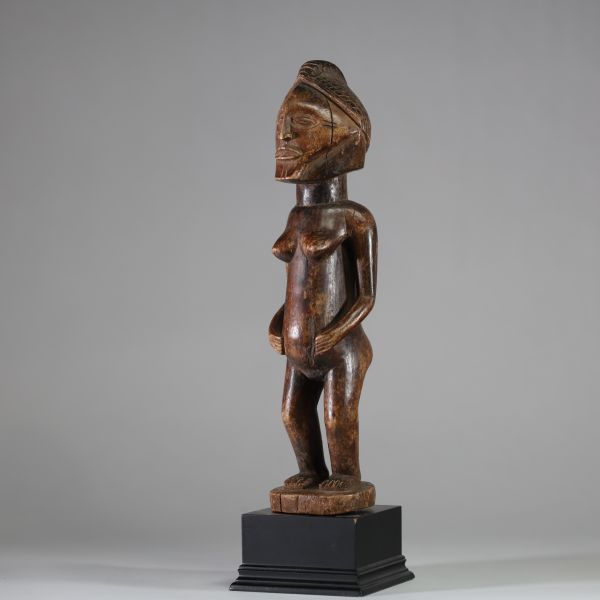 Statuette Chokwe / Luena, RD Congo, Angola. Bois, patine usée par le temps, scarifications sur le visage . 1er tiers 20ème s. H : 36,5 cm Collecté sur site par A.S., St Idesbald, début des années 1950