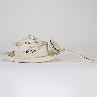 Boch Frères, Luxembourg, fin XVIIIe – début XIXe siècle Rare ensemble de table composé d’un sucrier ovale couvert et d’une saupoudreuse assortie en faïence fine à décor imprimé bleu sous couverte. Le sucrier présente un couvercle bombé orné de rinceaux stylisés dits « à la brindille »