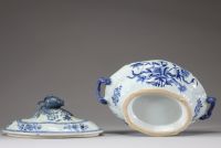 Chine – Légumier couvert en porcelaine bleu blanc, décor floral, prise en forme de fruit, dynastie Qing, XVIIIe siècle