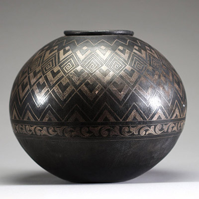 Maroc - Vase boule damasquiné en acier et incrustation d'argent, XXème.