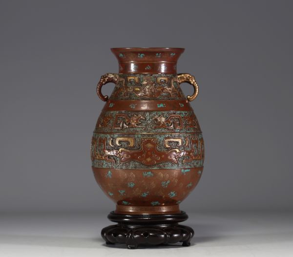 China - Hu porcelain vase in imitation of archaic bronze vases, chimera head handles, frieze in imitation cloisonné enamels on a bronze background, mark under the piece.