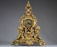 Léon MESSAGÉ (1842-1901) att. à - Imposante pendule de cheminée et candélabres en bronze doré de style Louis XV, cadran signé E. Colin & Cie, 29 rue Sévigné à Paris, XIXème.