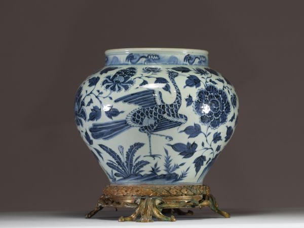 China - Rare blue-white porcelain vase decorated with peacocks and peony flowers, bronze mounting, Ming period.