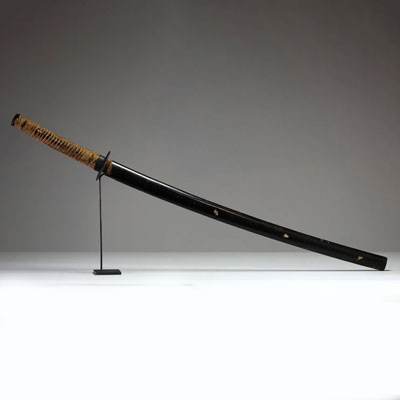 Japan - Antique katana, lacquer and mother-of-pearl inlaid scabbard, shagreen and canvas tsuka, openwork tsuba decorated with a flower, Edo period, 18th century.