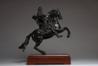 Guillaume de Groff (1676-1742) d'après - Statue équestre en bronze à patine brun foncé représentant Louis XIV, XIXème.